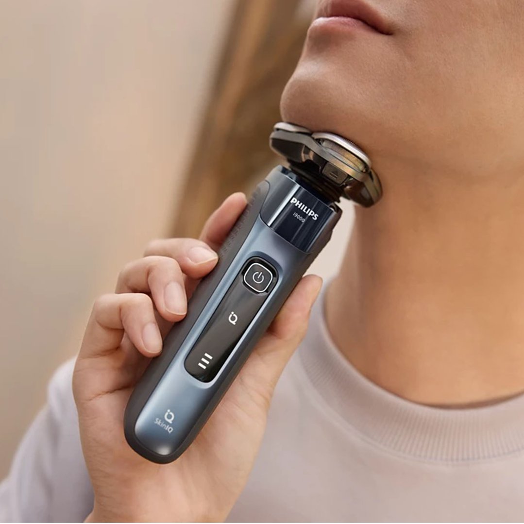 Person shaving their chin with a Philips i9000 Wet&Dry Electric Shaver