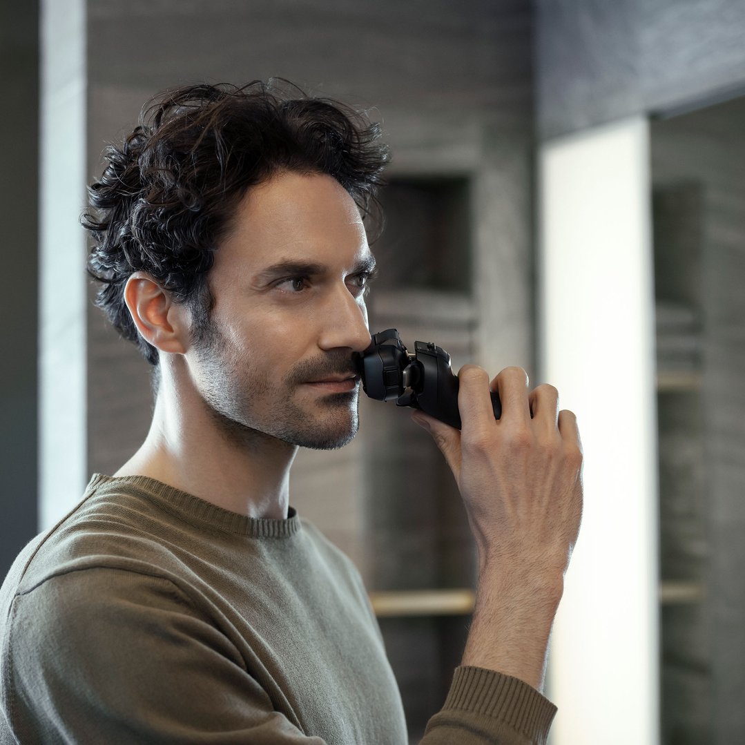 Panasonic 5-Blade Wet & Dry Electric Shaver with Cleaning Station ES-LV9U-K841