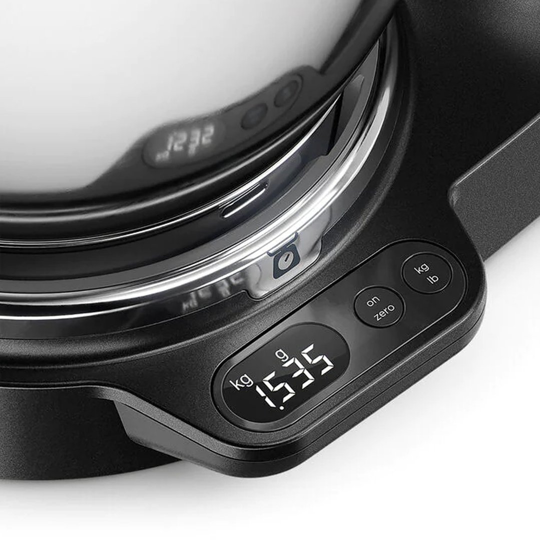 Close-up of a food mixer's base with a digital display showing "1.535 kg"