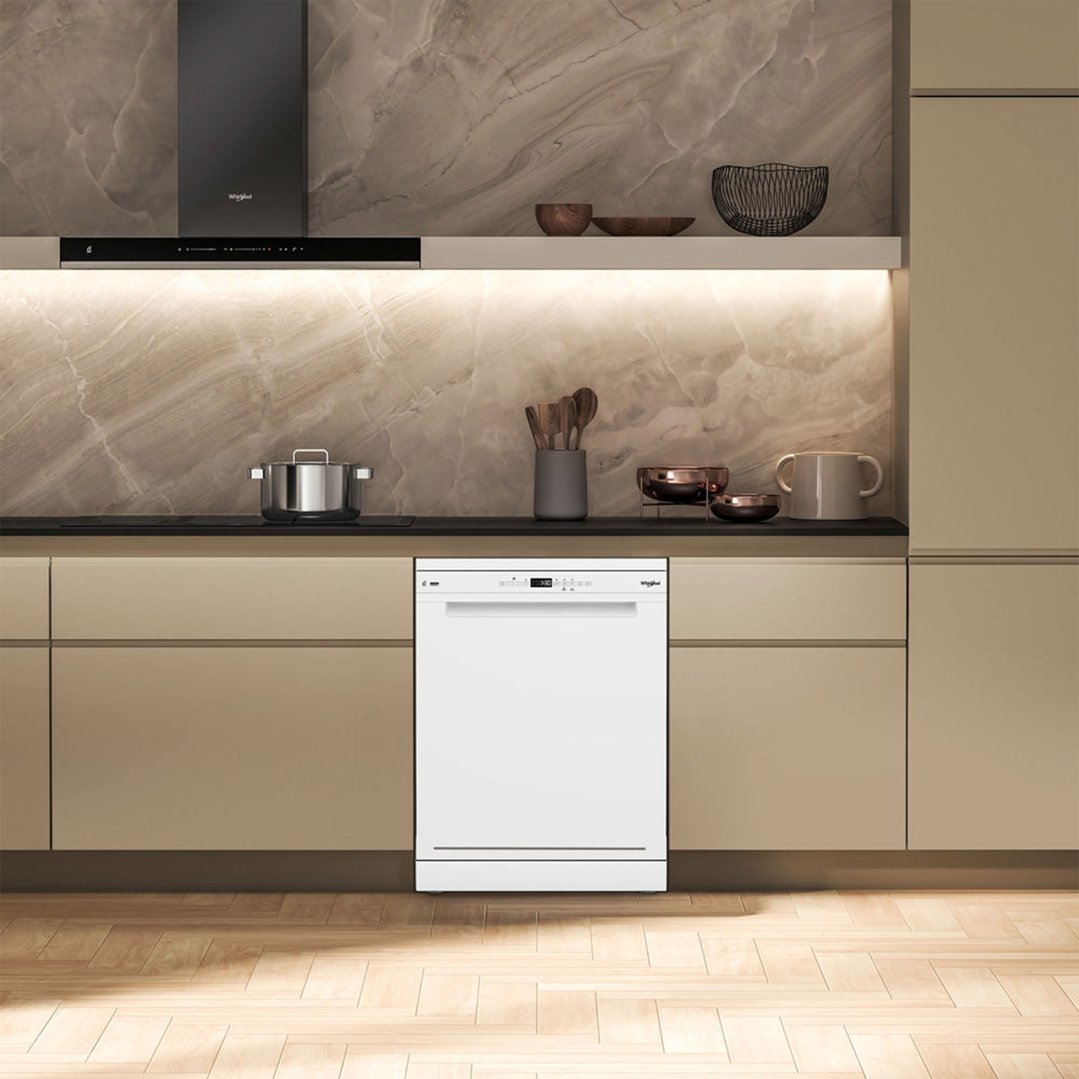 Whirlpool Maxi-Tub 14 Place Setting Freestanding Dishwasher in White WDFS3R4NWEAU