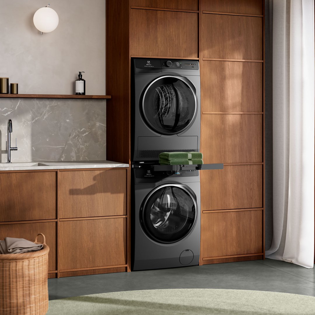 Electrolux 12kg UltimateCare 900 Front Load Washing Machine Dark Onyx EWF1242R9SCS