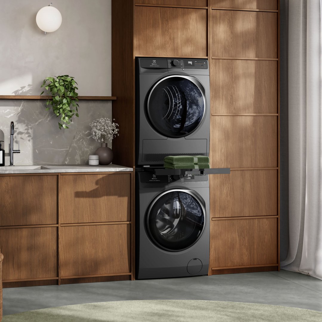 Electrolux 10kg UltimateCare 700 Front Load Washing Machine Dark Onyx EWF1043R7SCS