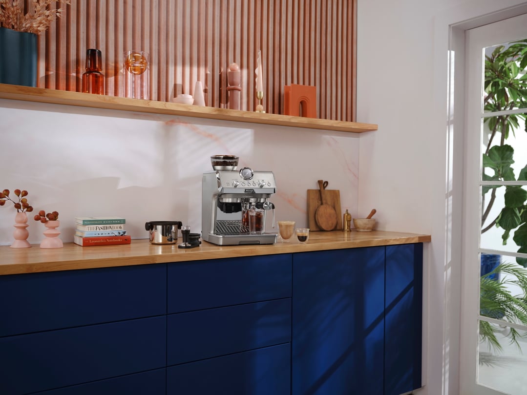 La Specialista Arte Evo coffee machine on a kitchen counter with drinks