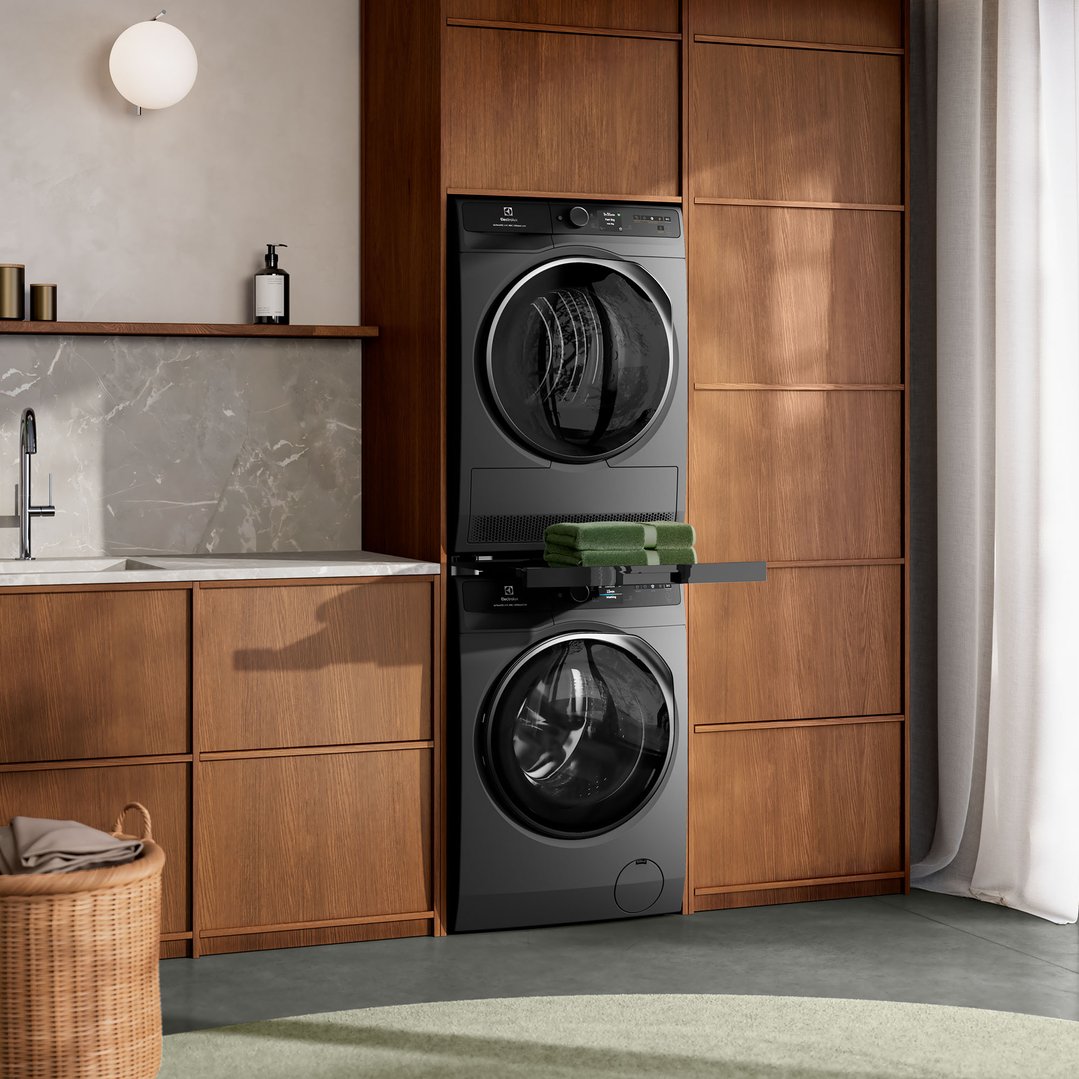Electrolux 10kg UltimateCare 900 Front Load Washing Machine Dark Onyx EWF1042R9SCS