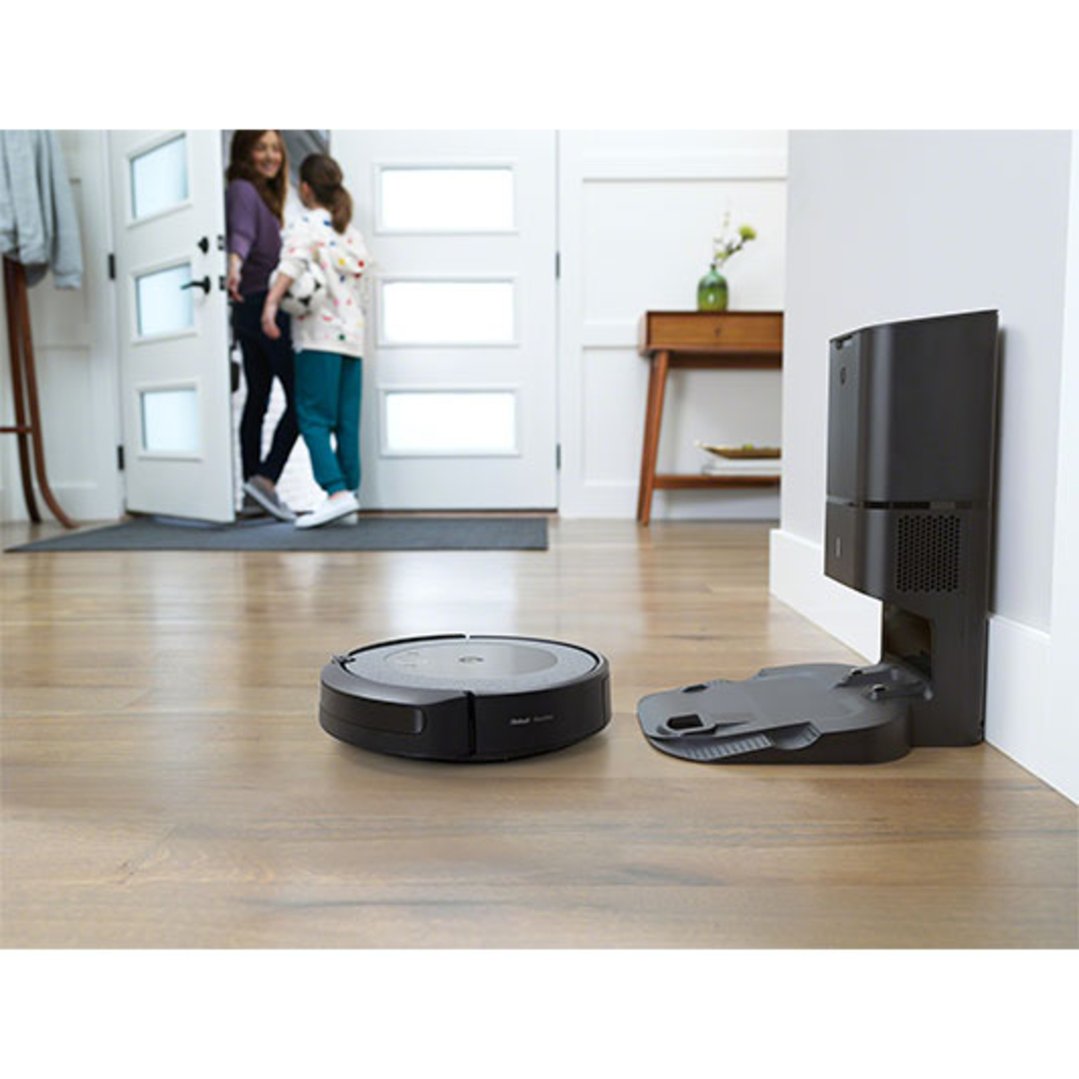 Robot vacuum and automatic dirt disposal in a home with people entering
