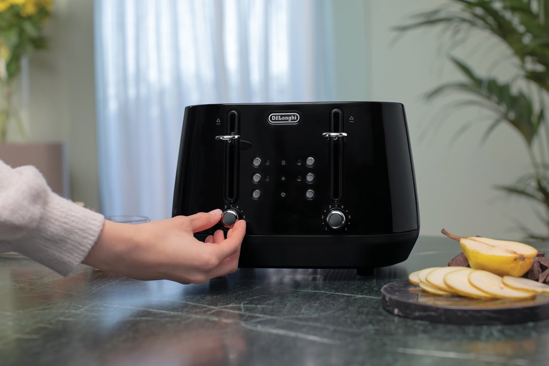 Delonghi Eclettica 4 Slice Toaster - Bold Black CTY4003BK