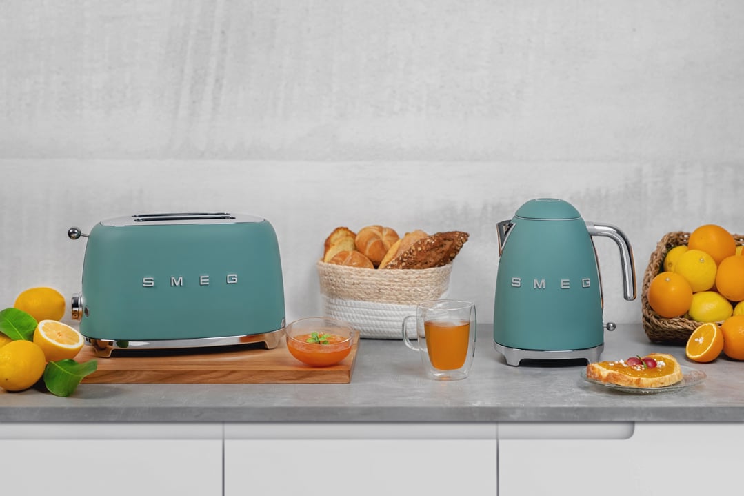 Smeg 50's Retro Style Aesthetic Electric Kettle Emerald Green KLF03EGMAU