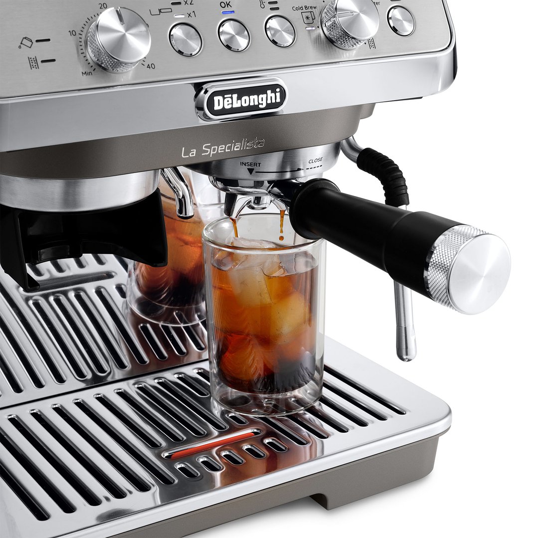 De'Longhi La Specialista Arte Evo coffee machine dispensing into two glasses with ice