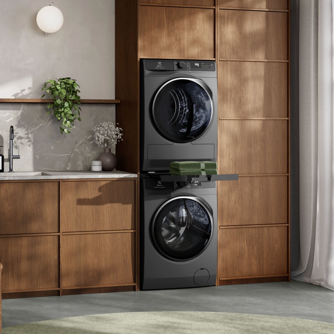 Electrolux 9kg UltimateCare 700 Front Load Washing Machine Dark Onyx EWF9043R7SCS