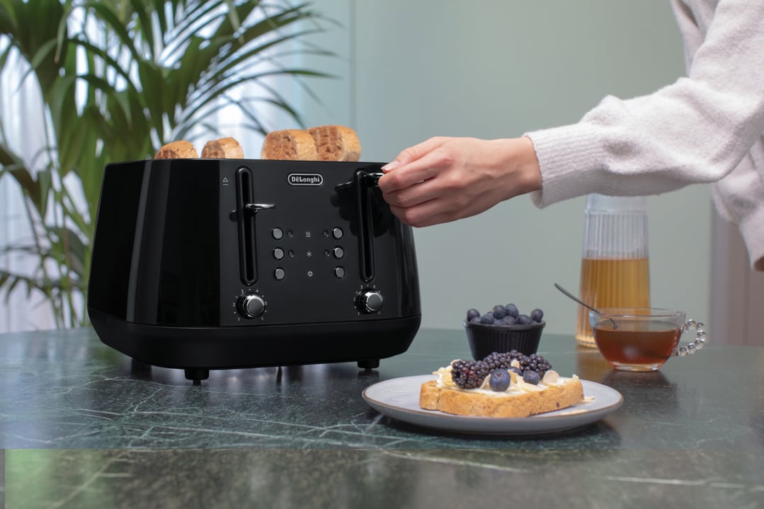 Delonghi Eclettica 4 Slice Toaster - Bold Black CTY4003BK