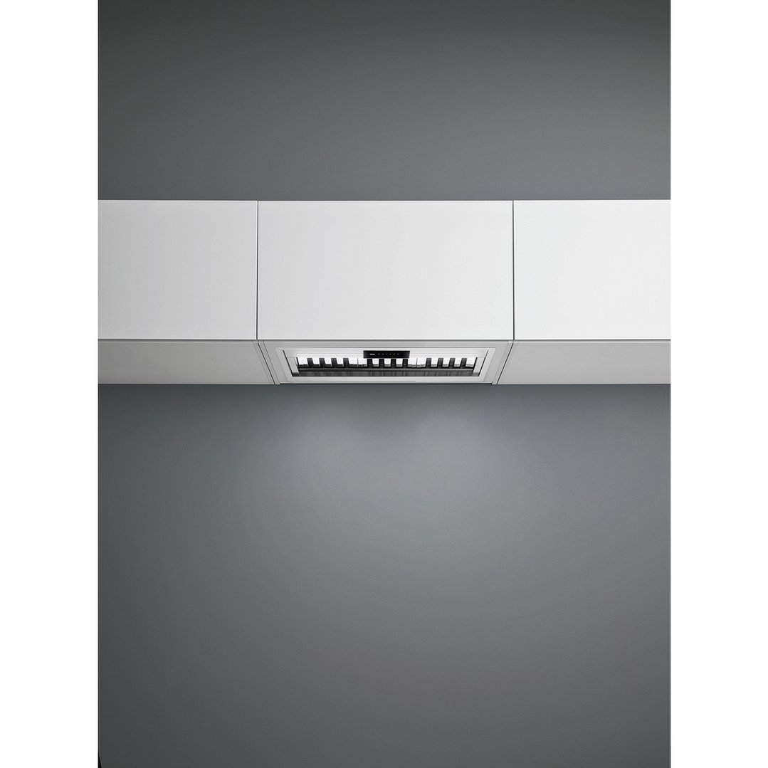 Milano+ 90 Undermount rangehood installed under white kitchen cabinets
