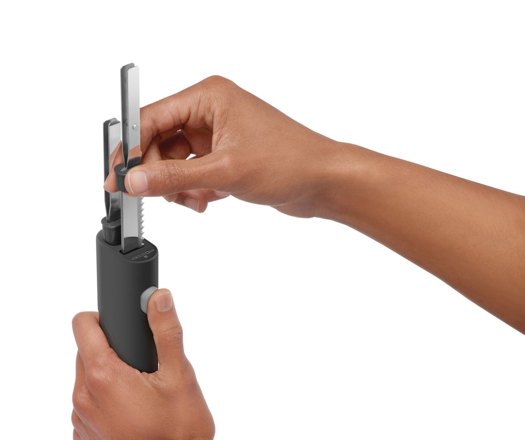 Hands inserting the blades into the Breville Slice n’ Carve™ Cordless Electric Knife