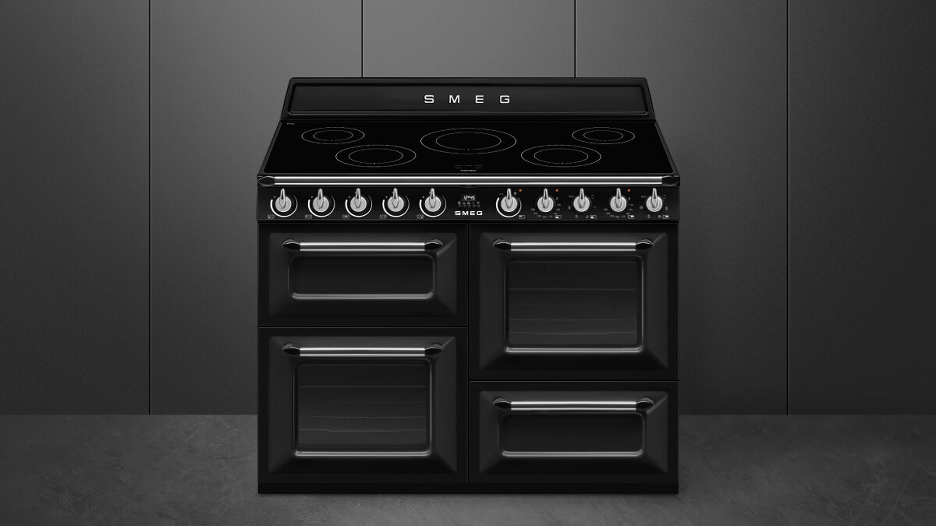 Smeg 110cm Victoria Freestanding Cooker with Induction Hob Black
